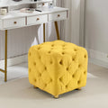 Pouf moderno rivestito in velluto con motivo trapuntato a quadri, poggiapiedi e pezzo d'arredo per il salotto