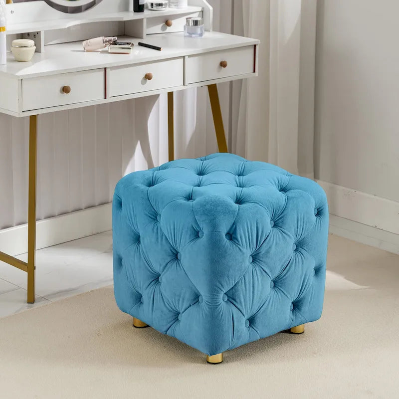 Pouf moderno rivestito in velluto con motivo trapuntato a quadri, poggiapiedi e pezzo d'arredo per il salotto