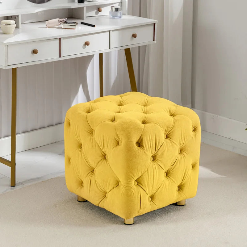 Pouf moderno rivestito in velluto con motivo trapuntato a quadri, poggiapiedi e pezzo d'arredo per il salotto