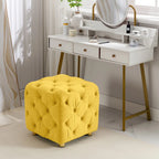 Pouf moderno rivestito in velluto con motivo trapuntato a quadri, poggiapiedi e pezzo d'arredo per il salotto