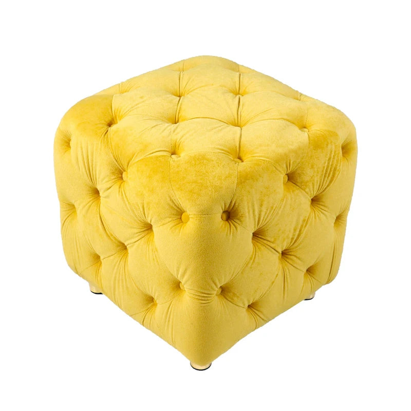 Pouf moderno rivestito in velluto con motivo trapuntato a quadri, poggiapiedi e pezzo d'arredo per il salotto