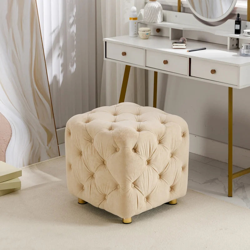 Pouf moderno rivestito in velluto con motivo trapuntato a quadri, poggiapiedi e pezzo d'arredo per il salotto