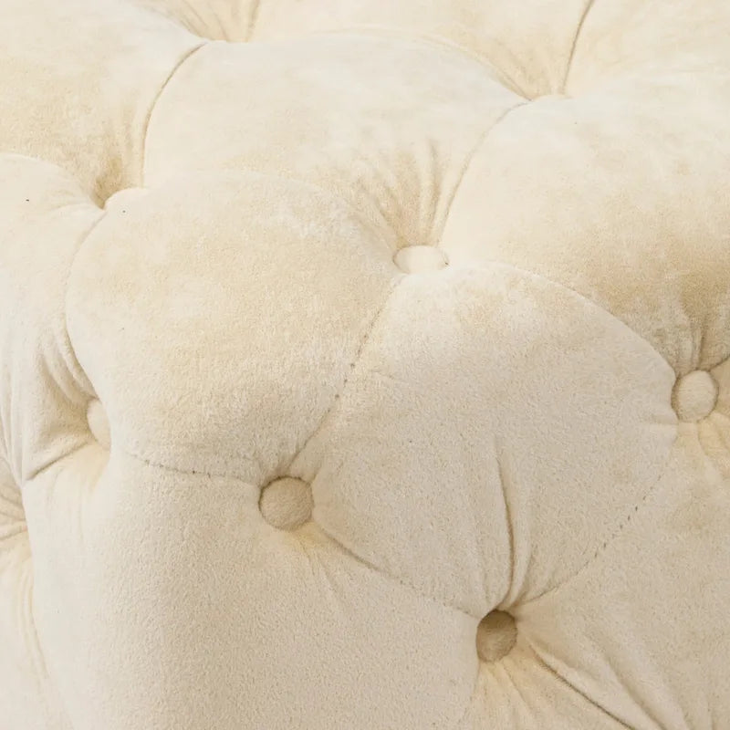 Pouf moderno rivestito in velluto con motivo trapuntato a quadri, poggiapiedi e pezzo d'arredo per il salotto