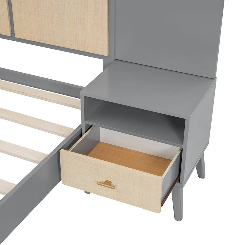 Letto a piattaforma Queen in legno massello con comodini e lampade da testata