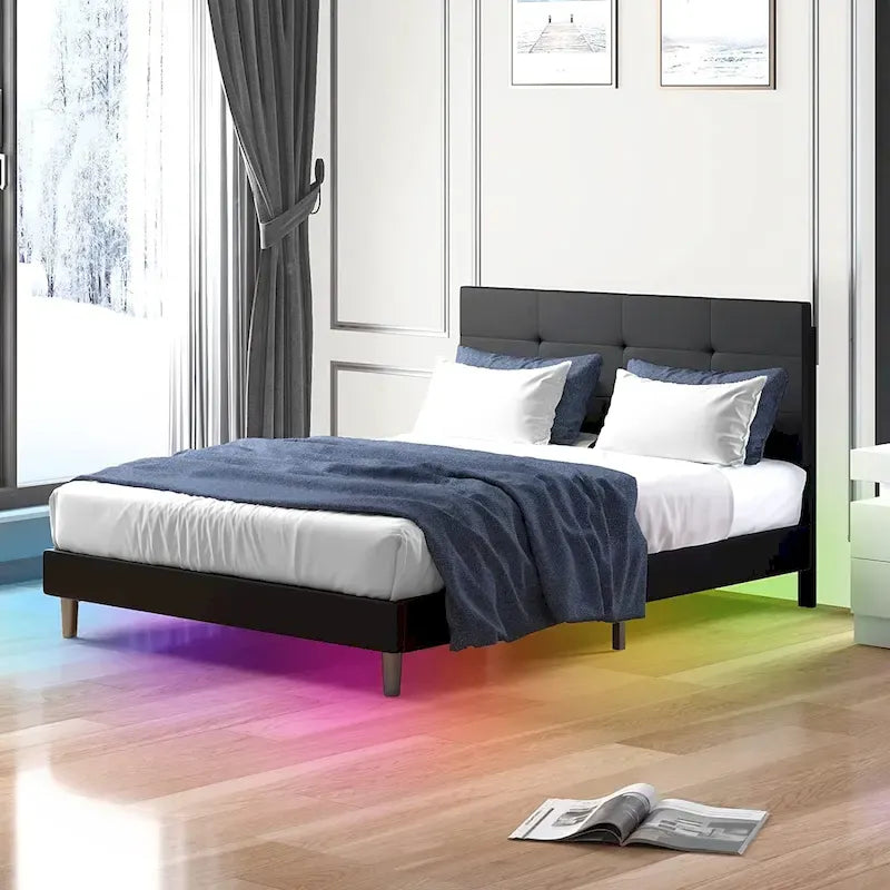Struttura letto con piattaforma e luci LED RGB intelligenti, testiera capitonné, rivestimento in PVC, senza rete a molle