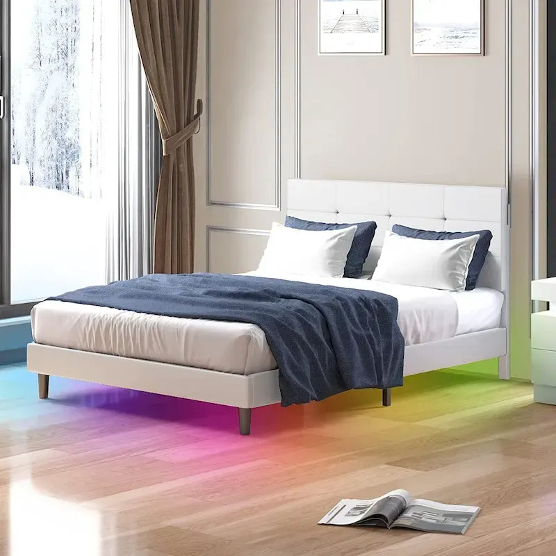 Struttura letto con piattaforma e luci LED RGB intelligenti, testiera capitonné, rivestimento in PVC, senza rete a molle