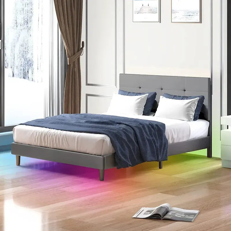 Struttura letto con piattaforma e luci LED RGB intelligenti, testiera capitonné, rivestimento in PVC, senza rete a molle