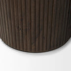 Tavolino rotondo Terra in legno massiccio marrone scuro con scanalature
