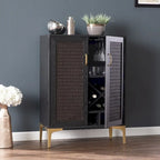 Mobile Bar in Rattan Sintetico e Metallo Nero e Oro, Cantinetta Porta Vino, Mobile da Soggiorno in Stile Rustico Moderno